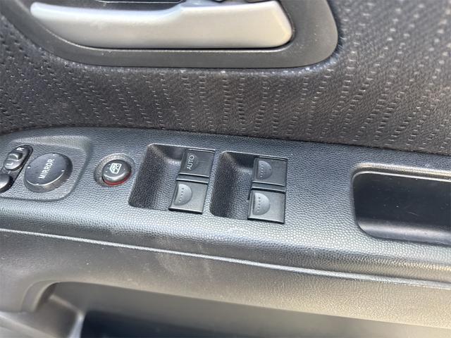 パワーウィンドウのスイッチですよ。運転席に居ながら窓を開け閉めのコントロールできますよ。