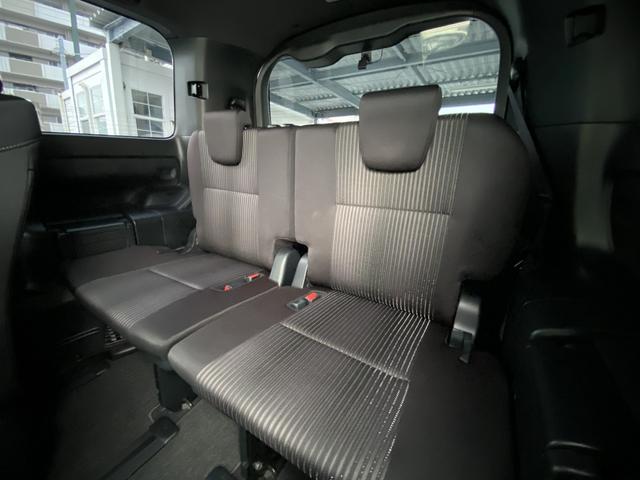 ★ミニバンとして十分な大きさを持つ３列目は大人が乗っても十分リラックスできます！