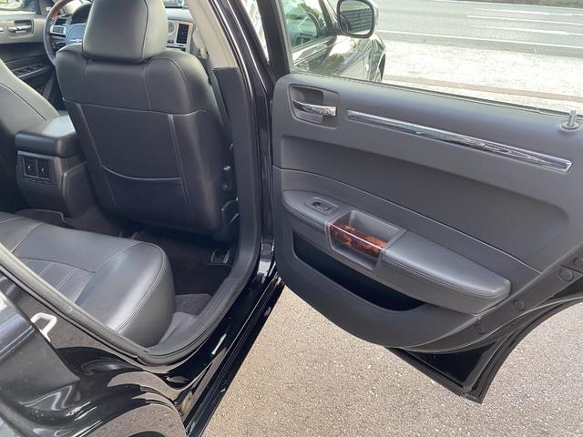 ★ゆったり広々としたリアシートでご家族、ご友人にもお歓び頂けます♪