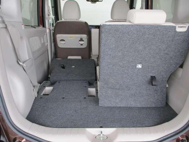 シーンに合わせて後部座席の背もたれを倒せば、さらにスペースを広げて便利に使えます。