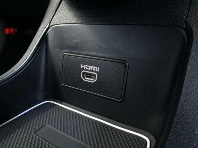 【ＨＤＭＩポード】上質さを演出する宙に浮いているようなデザインの大型センターコンソール。