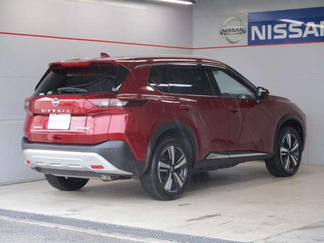 日産のＳＵＶ！エクストレイＧ　ｅ‐４ＯＲＣＥが入庫しました！綺麗な赤色の塗装です♪