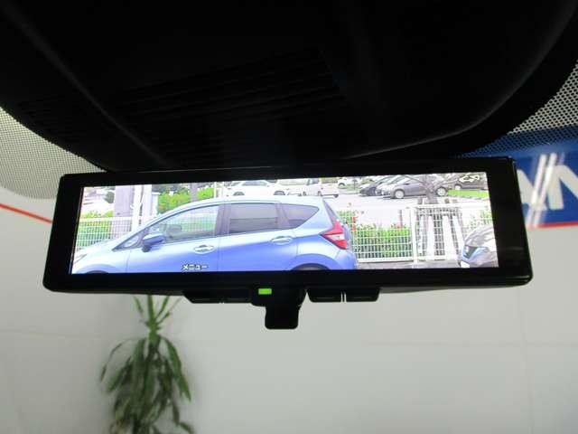 液晶ディスプレイで後方部を広い視野で確認できるルームミラーモニター搭載！
