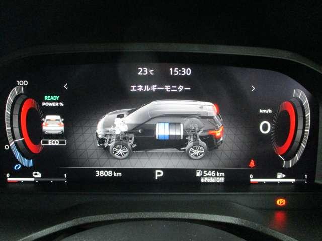 エンジンで発電していく様子も見えるメーター類。