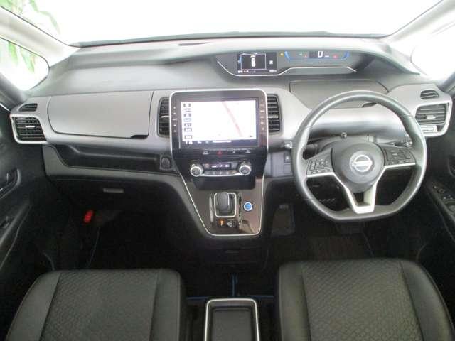 ミニバンならではの見渡しのいい運転席と、広々とした室内。スタイリッシュなインテリアです。女性ドライバーにも嬉しい、パーキングアシストも付いてます！