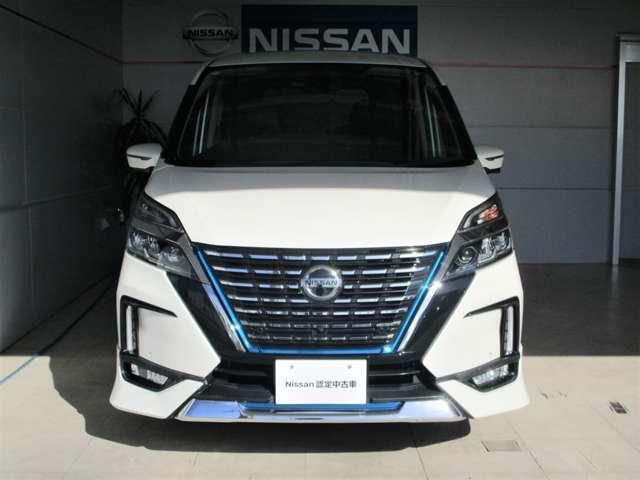 フロントマスクの大きなＶモーショングリルは日産らしさを引き立たせてくれます。Ｖのブルーのラインがｅ-ＰＯＷＥＲの証！