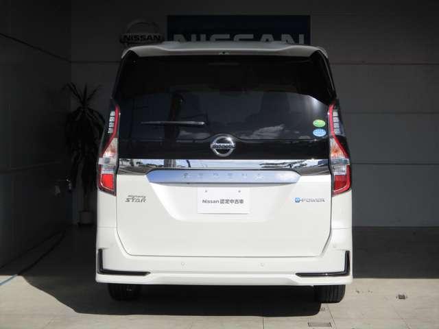 安心の障害物センサー付きで、人や障害物を検知して音で知らせてくれます。また、バックドアは、狭いスペースでも荷物の出し入れ可能な、上半分だけを開閉できるデュアルバックドアです！