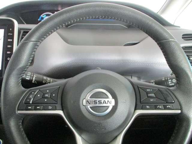 ■ハンドル左側にオーディオとメーターディスプレイの設定等が操作できるスイッチ付。■ハンドル右側にクルーズコントロールスイッチ付。いづれもハンドルから手を離さずとも操作出来て安心です。