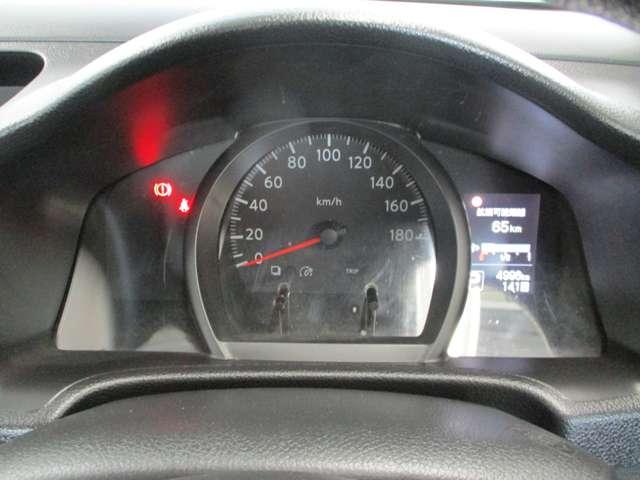 ■大きくて明るくシンプルで見やすいスピードメーター！真ん中がスピードメーター！右が燃料計とモニターにエマージェンシーブレーキ警告等が表示されます。