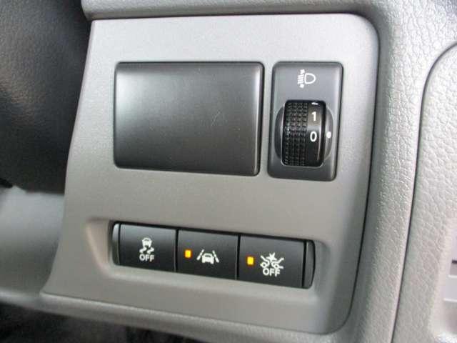 ■上側：ヘッドライトマニュアルレベライザー■下側左から、横滑り防止機能ＯＦＦ、レーンキープ、エマージェンシーブレーキＯＦＦスイッチとなります。