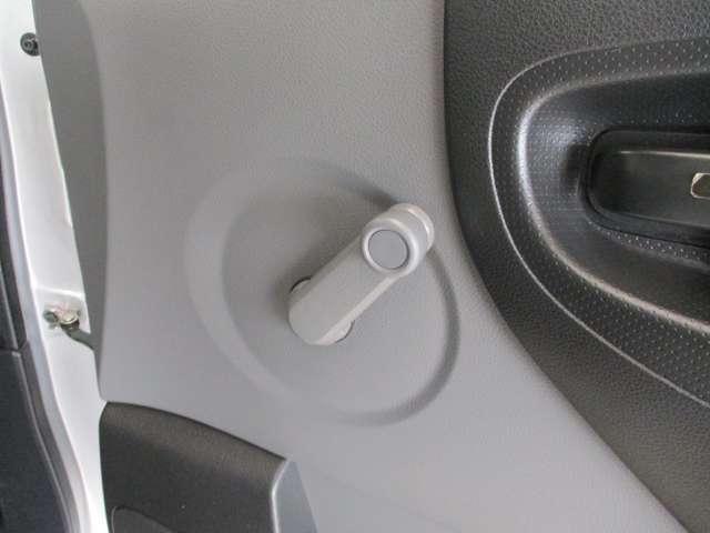 ■運転席側ドア内側。キズ等無く綺麗です。ウィンドウは手動式！