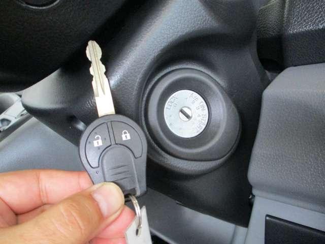 ■キーレスキー＆スペアキー各１個有り！エンジンはカギを回して始動するタイプです。