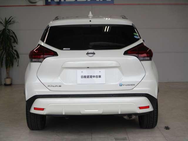 ■ボディカラーは人気のある「ブリリアントホワイトパール（ＱＡＢ）」です。