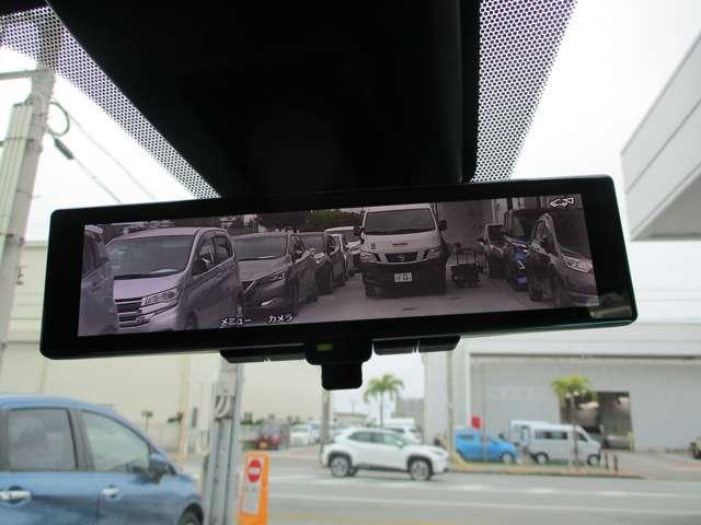 ■インテリジェントルームミラー。液晶ディスプレイで後方部を広い視野で確認できるルームミラーモニター搭載！