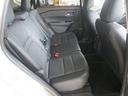 足元広々後座席！大人３名乗車しても大丈夫です。テーラーフィットシート採用。リヤセンターアームレストスルー（カップホルダー付）。