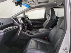 体を包み込むような座り心地で運転をサポートします。 4