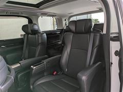 ゆとりのある広々とした車内空間は、ドライブを始め買い物やレジャーなど、幅広く活躍します。一人でもみんなとでもお出かけを楽しみましょう！ 7