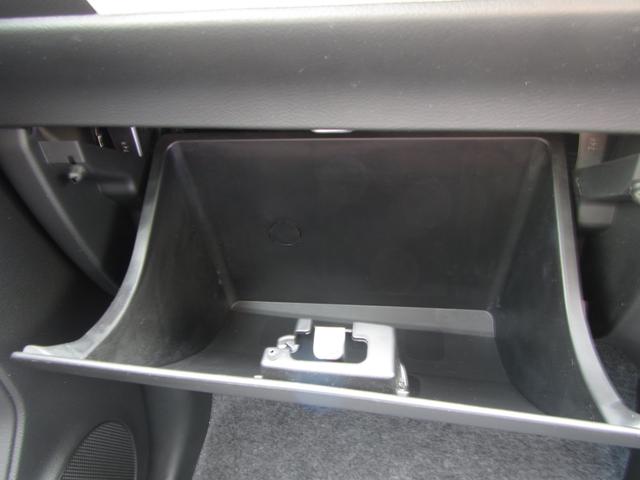 グローブボックスには車検証などの収納に便利なボックスになります。