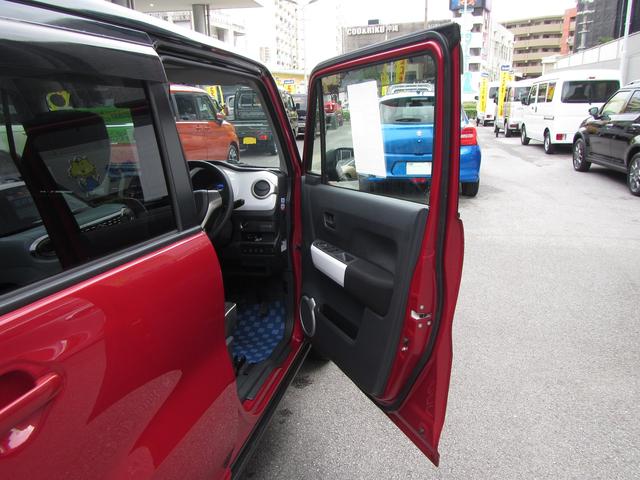 狭い駐車場でもドアをぶつけにくい中間２段ストッパーを採用。