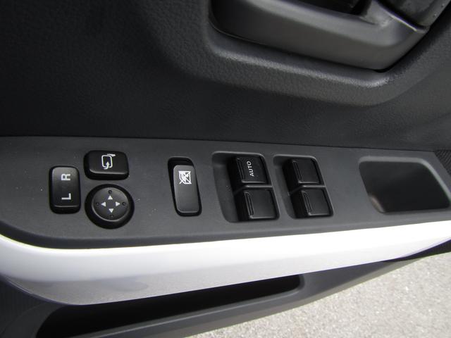 運転席ドアです。全席のパワーウィンドウを操作するスイッチがついてます。サイドミラーもボタン１つで開閉可能です。