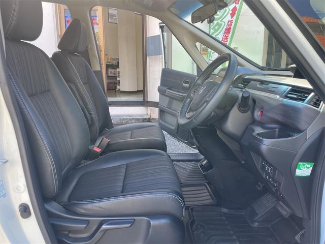 運転席も広々としており、快適にドライブを楽しめますよ〜!!