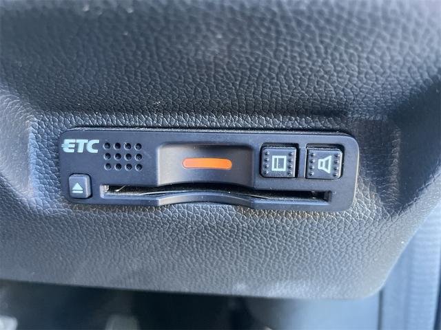 高速道路を使うときにいちいち止まらなくてスイスイ☆乗る時も降りる時もカードさえ入れとけば通勤で毎日使うときも必需品ですよね!もちろん週末の遠出のドライブの際もETCレーンは空いてますので、スイスイ☆