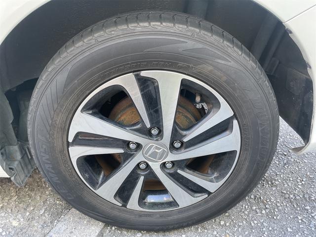 やはり足元にアルミホイールを履いていると、より車が良く見えますねよね!洗車の際は是非、ボディもですがアルミもしっかりと洗ってあげると輝きが復活しますので、足元もピッカピカでいきましょー!
