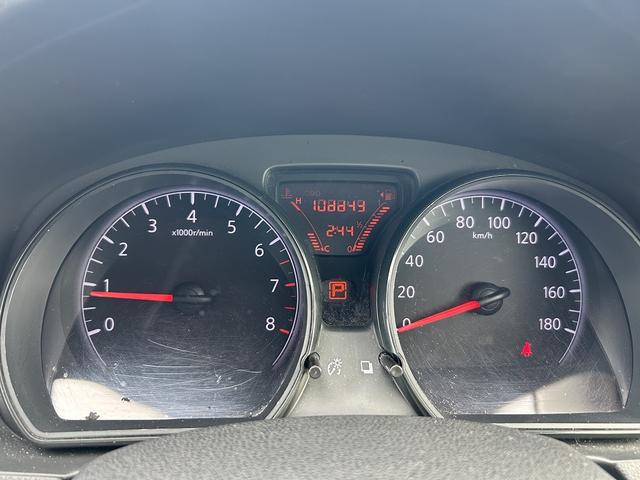 お手頃な乗用車が入庫!Bカメラ付きのナビはテレビの視聴はもちろん、Bluetoothの接続もOK!ETCカードリーダー取付済みなので納車直後から高速道路の利用料金が割引適用!タイヤの状態も◎お早めに!