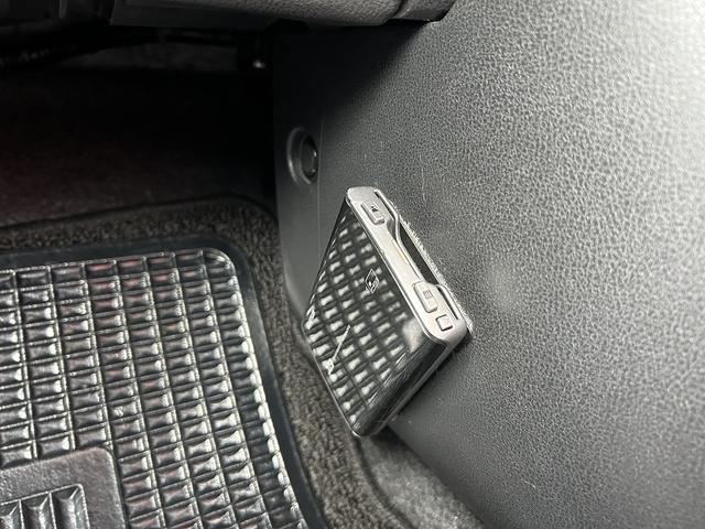 お手頃な乗用車が入庫!Bカメラ付きのナビはテレビの視聴はもちろん、Bluetoothの接続もOK!ETCカードリーダー取付済みなので納車直後から高速道路の利用料金が割引適用!タイヤの状態も◎お早めに!