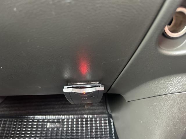 お手頃な乗用車が入庫!Bカメラ付きのナビはテレビの視聴はもちろん、Bluetoothの接続もOK!ETCカードリーダー取付済みなので納車直後から高速道路の利用料金が割引適用!タイヤの状態も◎お早めに!