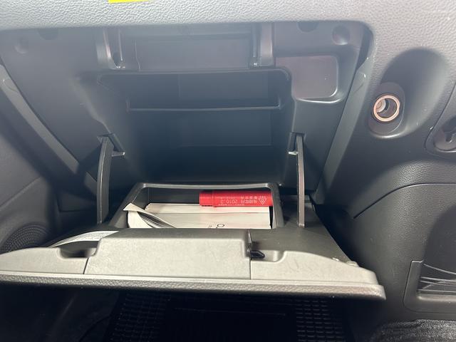 お手頃な乗用車が入庫!Bカメラ付きのナビはテレビの視聴はもちろん、Bluetoothの接続もOK!ETCカードリーダー取付済みなので納車直後から高速道路の利用料金が割引適用!タイヤの状態も◎お早めに!