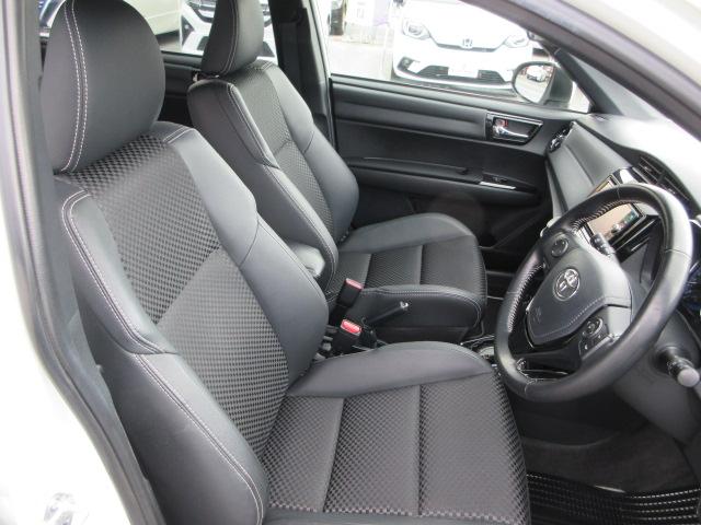 ハーフレザーシート、室内きれいです。