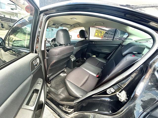 インプレッサＧ４ ２．０ｉ－Ｓアイサイト　２年保証付き　社外フロントグリル　アイサイト搭載車　衝突軽減ブレーキ、車線逸脱警報、リアウィング、４ＷＤ、クルーズコントロール、パドルシフト　１７インチアルミホイール、パワーシート、革巻きステアリング（5枚目）