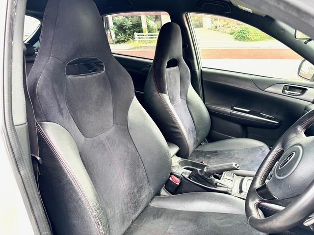 インプレッサ ２．０ｉ－Ｓ　リミテッド　２年保証付き　本土仕入　ディスプレイオーディオ　プッシュスタート　スマートキー　クルーズコントロール　リアスポイラー　純正１７インチアルミホイール　ＨＩＤヘッドライト　パワーシート（4枚目）