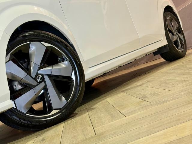 切削加工の上に樹脂パーツで加飾を施した17インチアルミホイールは、デザイン性と空力、軽量化などの機能性を併せ持つデザインとした。