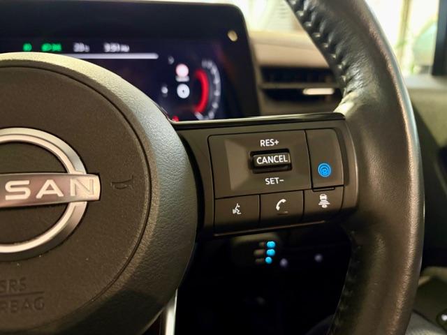 プロパイロットはNissanConnectナビとの連動機能で地図情報を取り込む事で、前方のコーナーの大きさなどを事前に把握し、スムーズに曲がれるように車速をコントロールし、自然な感覚の運転支援を行う。
