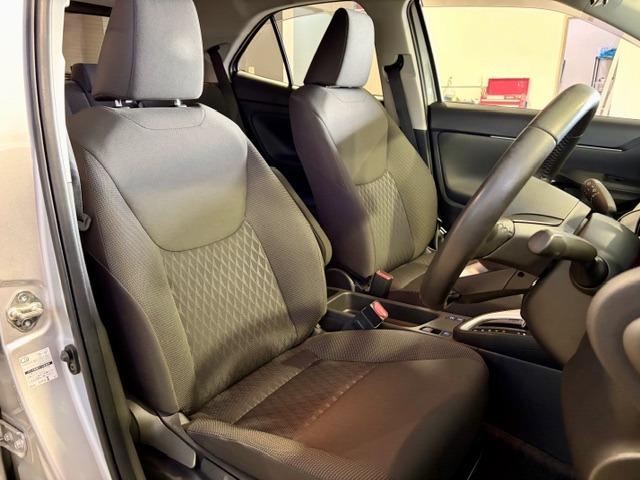 シート、ステアリング、シフトレバーなどを適切に配置