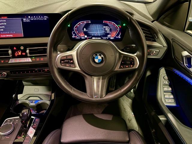 スポーティかつ洗練されたデザインの内装