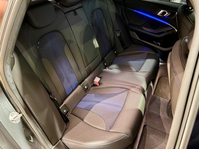 後席も広々快適です！