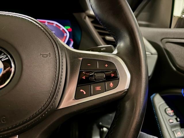 手元で楽々オーディオ操作！ステアリングスイッチ