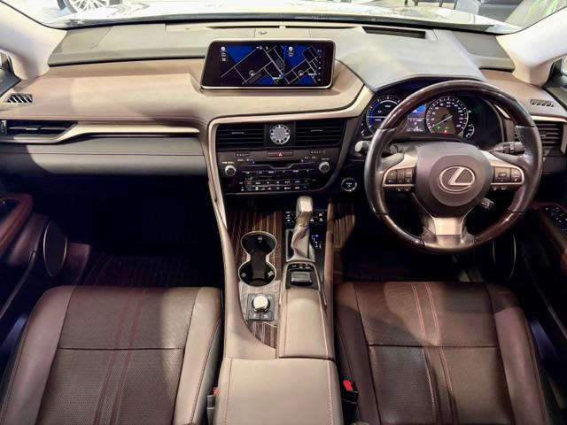 インテリアは黒を基調とした高級感溢れる内装。