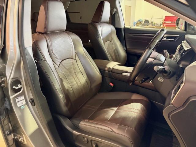 高級感あふれる本革コックピット。快適性抜群。