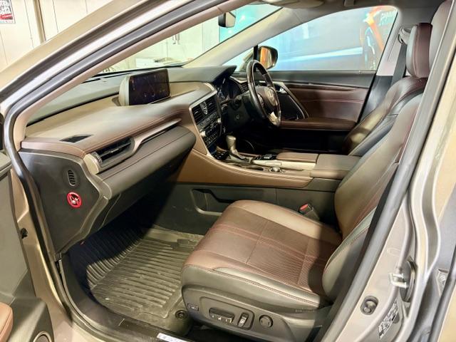 助手席シートもパワーシートでシート調整も可能。