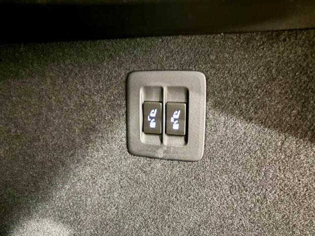 後席を電動で楽々格納。