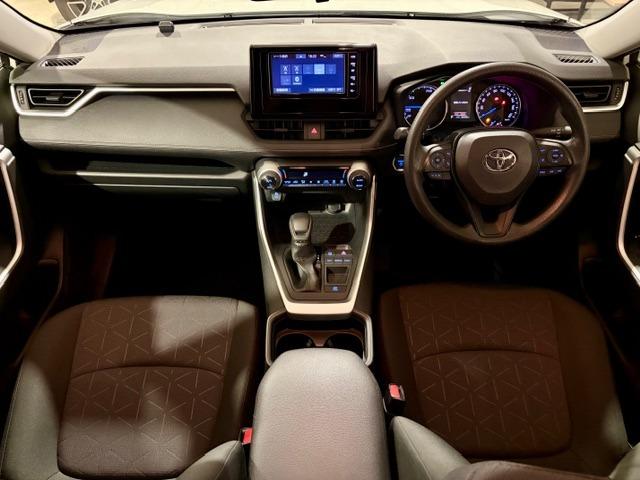 運転席からの視界を低くすることで圧迫感を抑えたインストルメントパネル