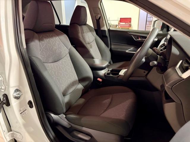 ホールド感とクッション性を兼ね備えたフロントシート