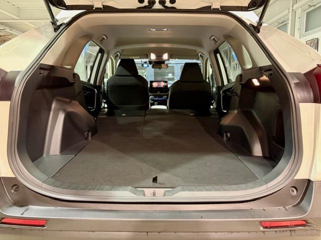 リアシートを倒せば大きな荷物も積めます