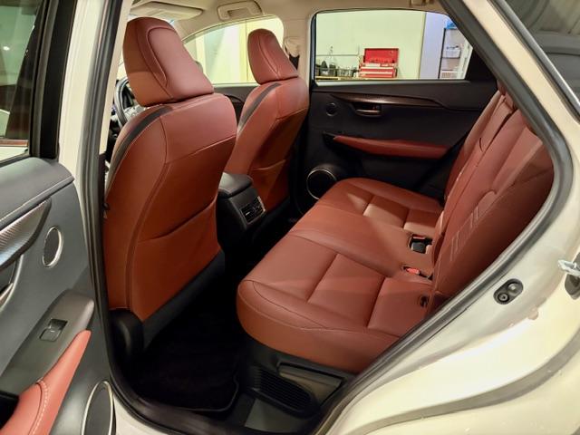 後席は足元まで広々しています