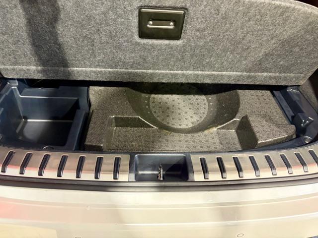 荷室下のも収納可能です。