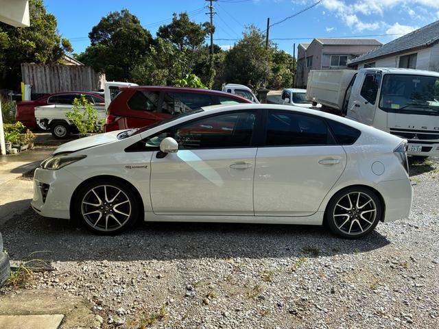 プリウス Ｓツーリングセレクション・Ｇ’ｓ　アルパイン９インチＳＤナビ＆前後ドライブレコーダー　フルセグＴＶ　バックカメラ　Ｇ’ｓ純正１８インチアルミ　ＥＴＣ　字光式プレート（2枚目）